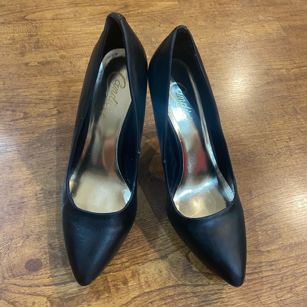 Black pumps